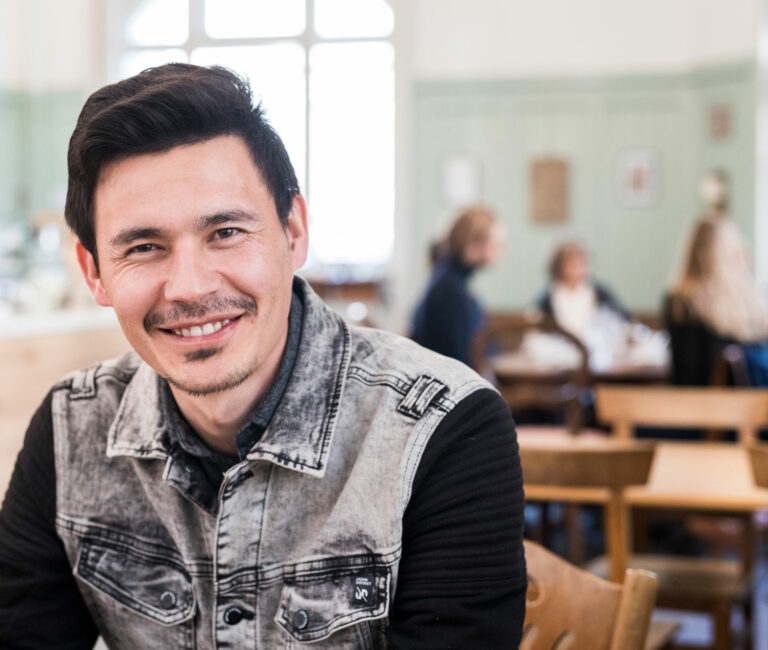 Ayub ist im Iran geboren und aufgewachsen. Er nimmt regelmässig an Erzählcafés teil. 